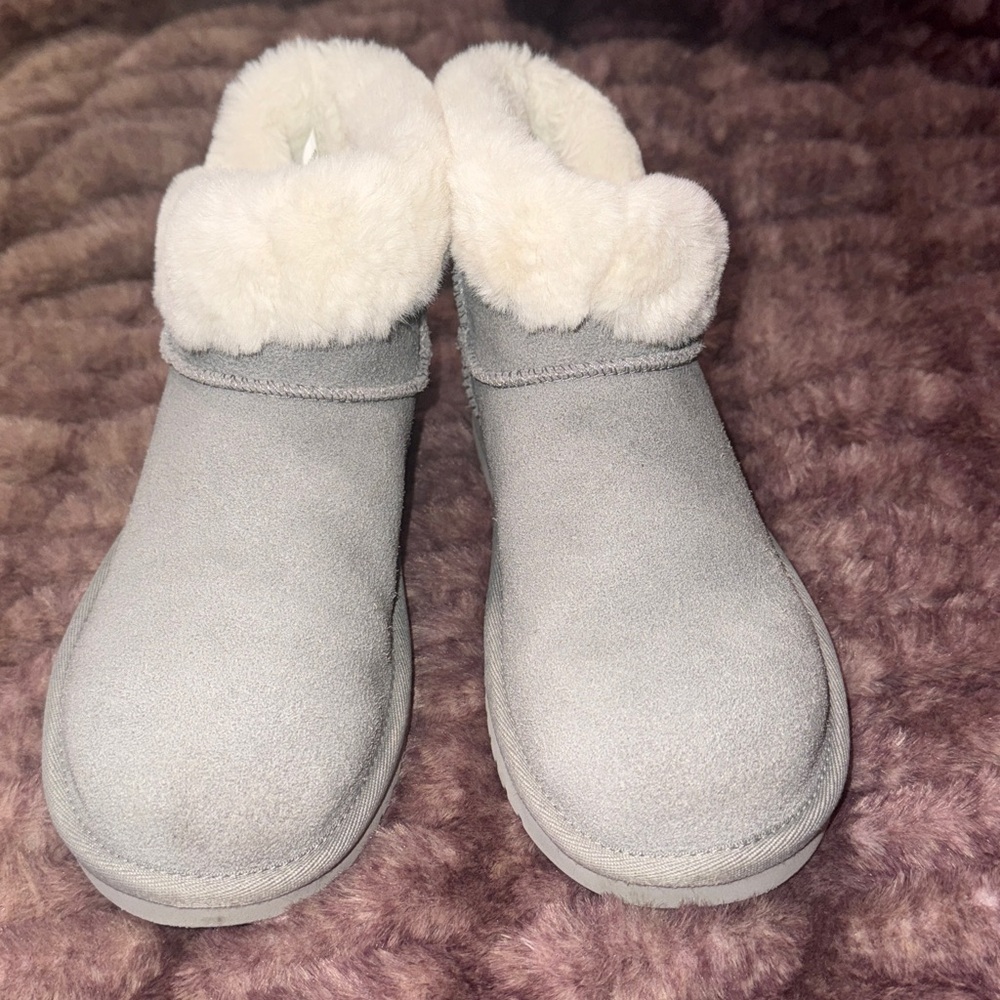 Koolaburra by UGG Women's Dezi Mini grey/white faux fur Ankle Boot,Women’s Sz 5